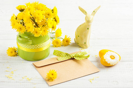 黄色菊花花花束, 在质朴的木桌上的空白工艺信封。贺卡模拟