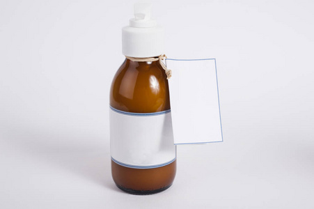 带有空白标签的小玻璃产品 jar, 用于添加在白色背景上隔离的文本