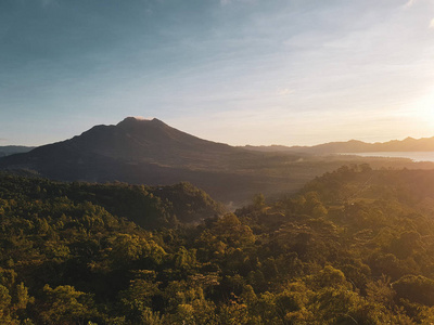 苏黑巴托尔火山在美丽的日出在巴厘岛, 印度尼西亚
