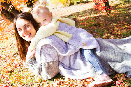 妈妈与她的女儿在秋季景观背景