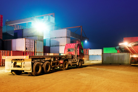 在晚上的平台集装箱码头在晚上照片