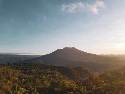 苏黑巴托尔火山在美丽的日出在巴厘岛, 印度尼西亚