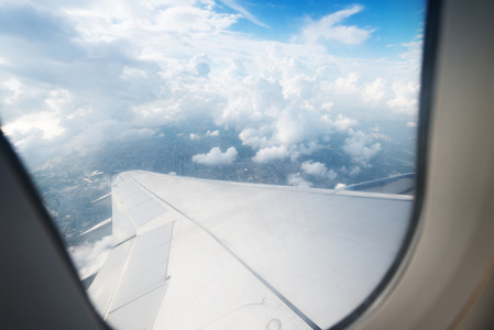 翼飞机在高空飞行期间