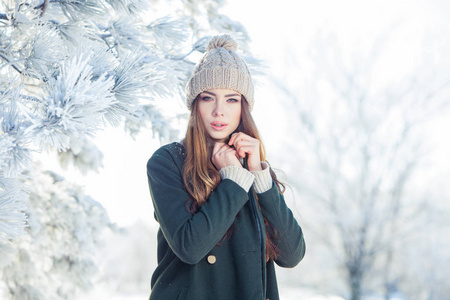 美丽的冬天的雪域风光的年轻女子的画像