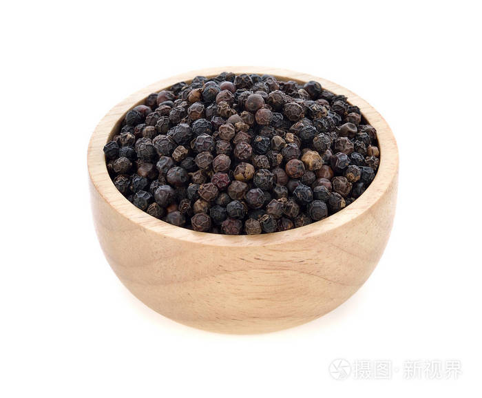 白色背景上的黑胡椒种子