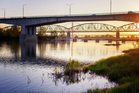 在夕阳的光线下的桥梁和河流, 美丽的城市景观, 塞梅伊, 哈萨克斯坦
