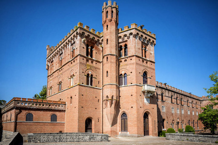 Brolio 城堡和附近的葡萄园。该城堡位于著名的齐颜蒂基安蒂酒产区。托斯卡纳, 意大利