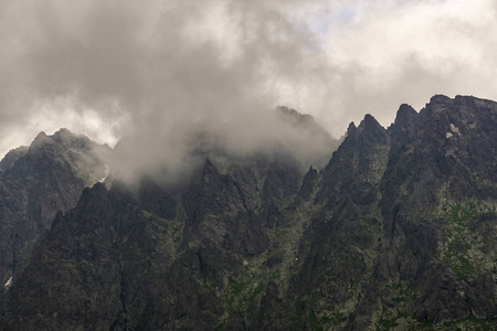 Gerlach 在云层之间的断层。高 Tatras。斯洛伐克