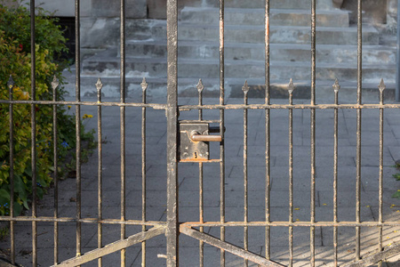 一些栅栏与一些没有锁和链和可见的手柄和门锁照片