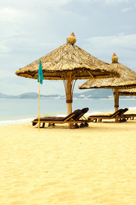在海滩上的遮阳伞与日光躺椅