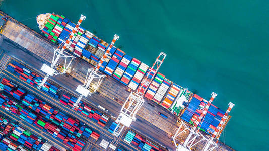 空中俯视集装箱货船, 商业进口出口物流和国际船舶在开阔海域运输