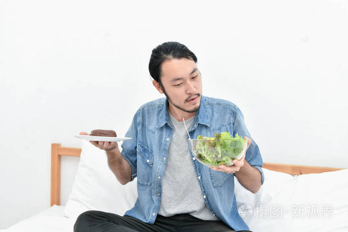 亚洲男人想吃健康的食物照片-正版商用图片089tpc-摄图新视界