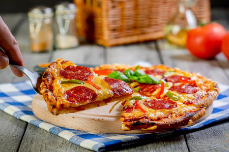 意大利辣香肠披萨切成块。选择性的焦点