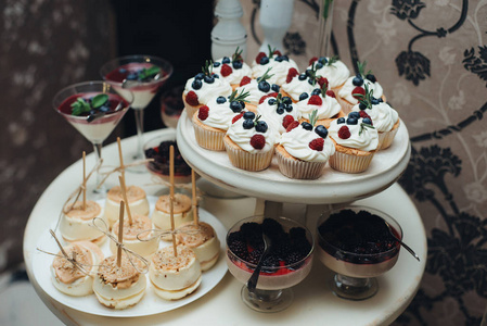 甜点桌为聚会好吃.关门了宴会接待处, 在餐厅装饰.糖照片