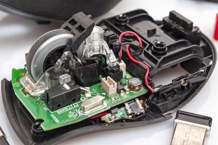 旧的无线计算机鼠标拆卸