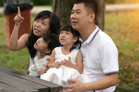 亚洲家庭坐在板凳上
