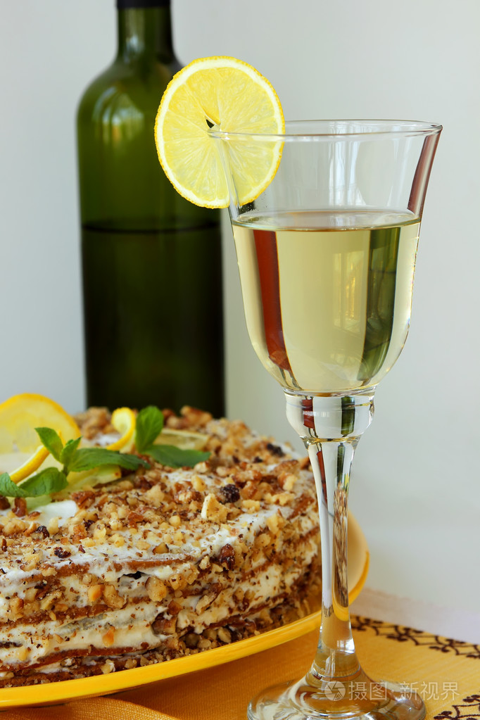 杯白葡萄酒和一块蛋糕
