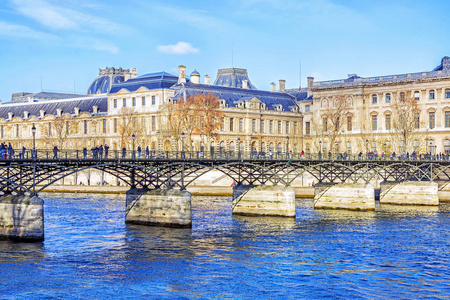 法国巴黎塞纳河畔艺术桥和卢浮宫博物馆景观照片