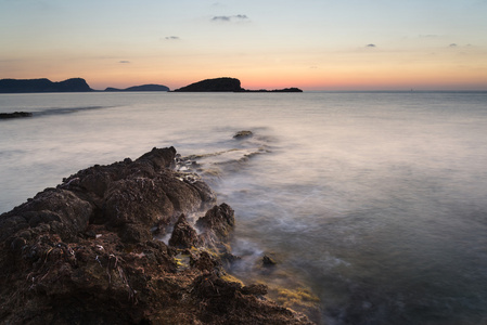 对 s meditarranean 海景观海岸线岩石日出