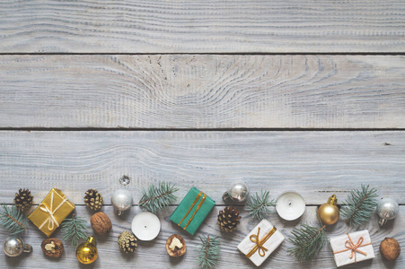 白色木制表面上的圣诞装饰品