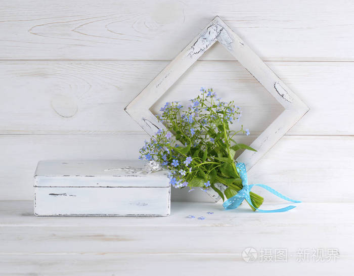忘了我不是花花束, 老式棺材和照片框在普罗旺斯风格的白色木制破烂板