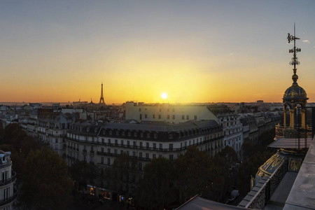 巴黎屋顶上的黄色生动的日落古老的石头维多利亚时代的建筑与埃菲尔铁塔尚未点燃, 法国