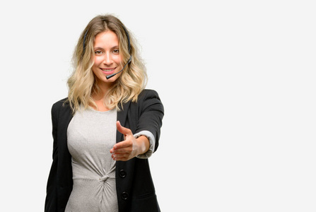 年轻女子接线员手持握手姿势欢迎双手, 表达信任和成功概念, 问候照片