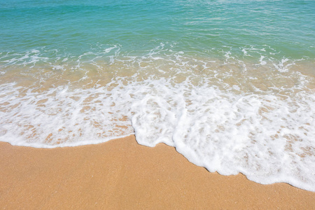 夏季白天用波浪和白沙拍摄海岸