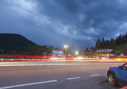 漆黑的十字路口和雨云。Poiana Largului, 罗马尼亚