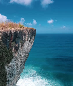 美丽的峭壁在海和天空背景在巴厘岛, 印度尼西亚