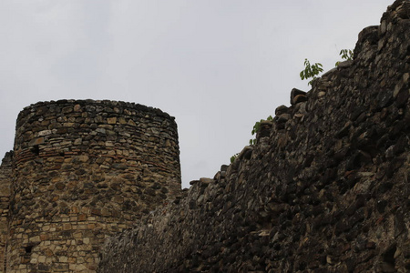老石头堡垒墙壁和圆的塔
