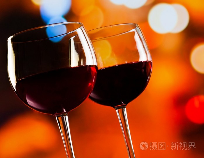 两个红酒杯多彩景灯背景