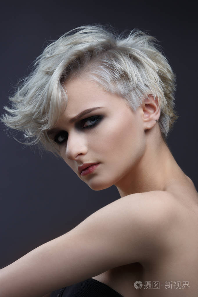 时尚金发女郎短发