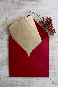 红色的信封，老式信，风化白色木材