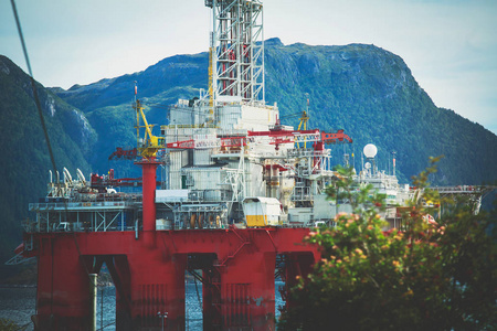 石油石油和天然气平台在海湾, 近海石油和钻机建设夏季沿海关闭视图