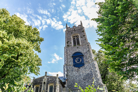 一个典型的英国教堂的一部分, 四周绿树环绕。英国诺里奇