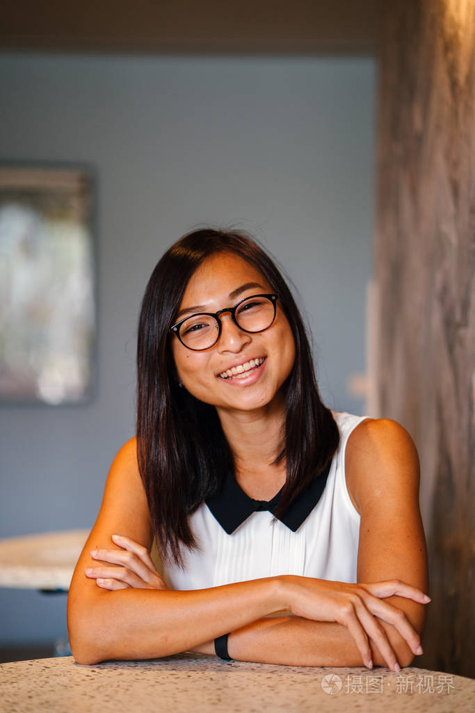 一个美丽的亚洲女商人在眼镜的肖像.亚洲商务妇女咖啡馆