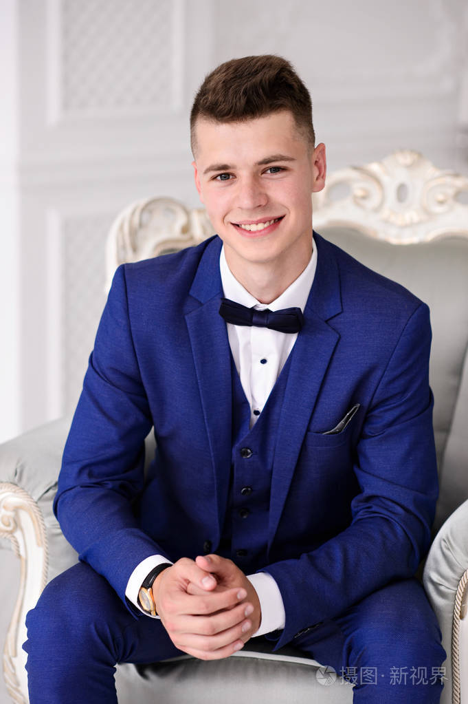 年轻英俊的新郎穿着结婚礼服