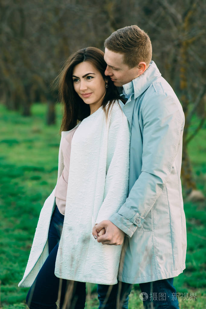 美丽的女孩轻轻拥抱一个男人.可爱的柔和的照片理想的广告或横幅