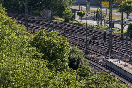 火车站从山顶上跟踪火车和基础设施在德国南部的一个历史城市靠近斯图加特