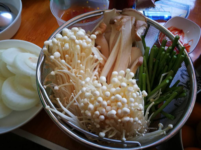 蘑菇和芦笋是烹调泰国食物的配料