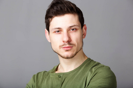 用严肃的表情特写年轻人的肖像照片