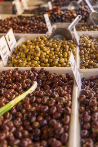 生态友好的产品在市场的摊位上。各种各样的腌橄榄