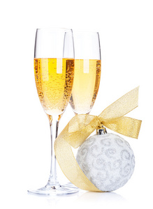 两只香槟玻璃杯和圣诞装饰