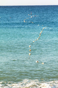 海水海滩上的浮标