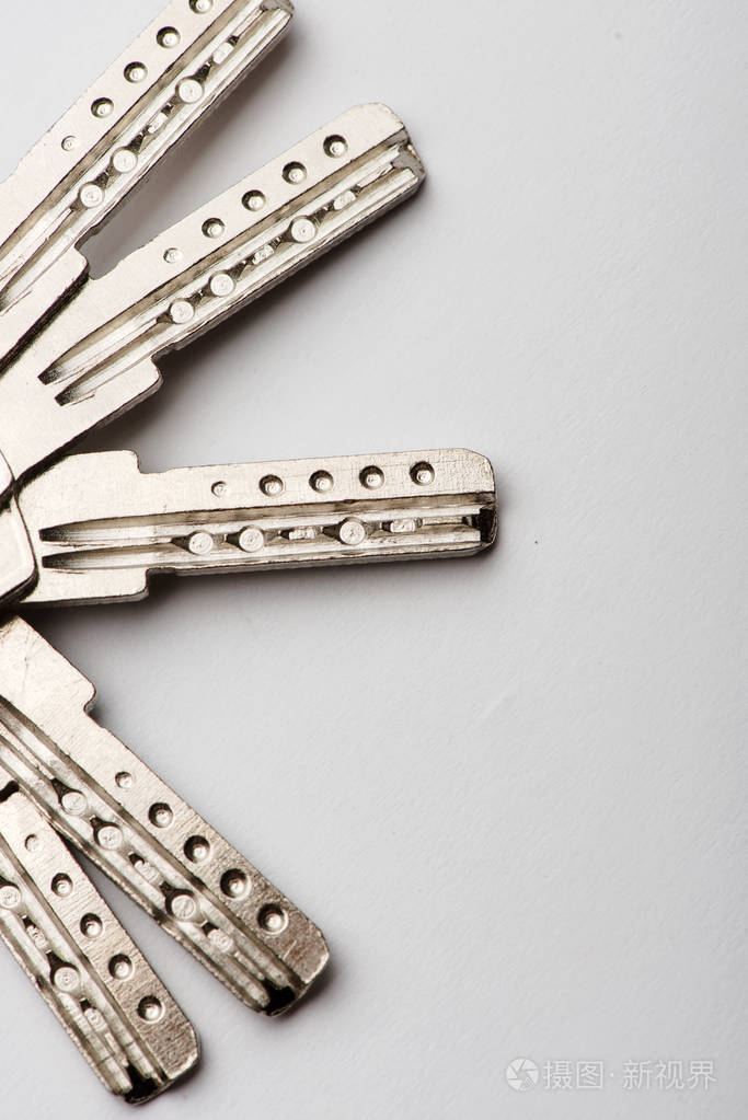 白色背景上的门钥匙