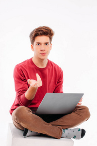 青少年学生工作在笔记本电脑上白色背景