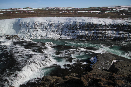 Gullfoss 瀑布景观和冬季景观图片在冬季的季节。Gullfoss 是冰岛最受欢迎的瀑布之一, 在 Hvita 河峡谷的旅游