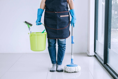 管家和清洁的概念, 快乐的年轻女子在蓝色橡胶手套持有拖把和塑料桶与刷子, 同时准备在家地板清洁