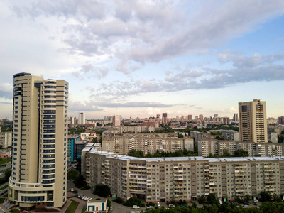 鸟瞰的一个摩天大楼和老建筑在城市与蓝天和云在 horizont。俄罗斯街头, 新西伯利亚